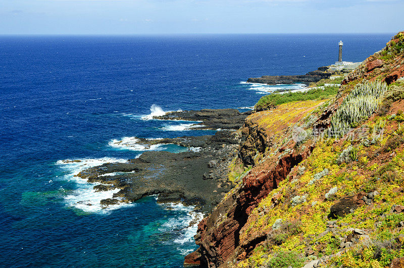 灯塔和陡峭的海岸Faro de Barlovento在拉帕尔马